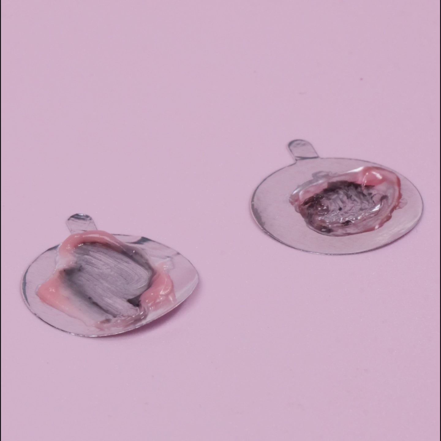 Carica video: Eyelash Glue Remover | Peach Scent 15g